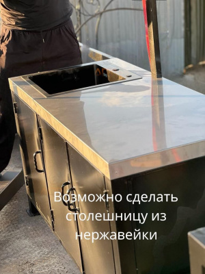 Рабочий стол с металлическими дверцами